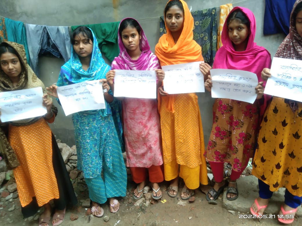 Children in Mohakhali made posters on child marriage awareness 2