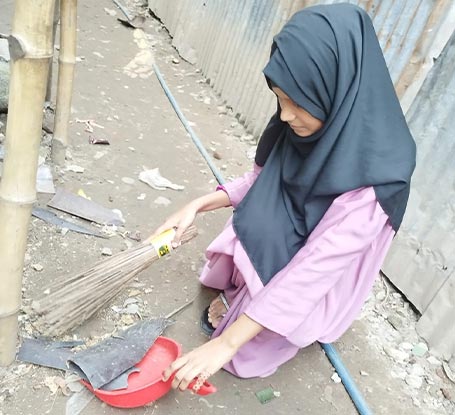 Khushi cleaning the neighborhood