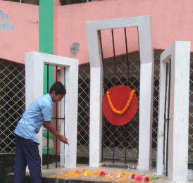 Jahid giving flowers at shahid minar