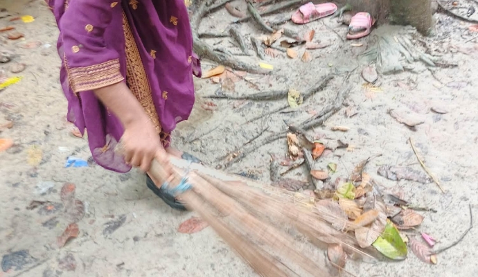 Mim participated in community cleaning