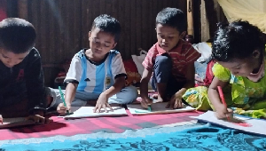 Kids in mirpur drawing the Bangladeshi flag