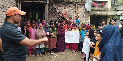 Mr Alam Talking to the Kids at Mohakhali