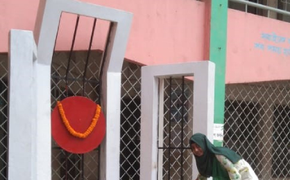 Moushumi giving flowers at shahid minar