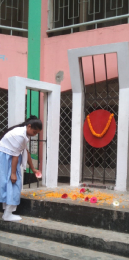 Munni giving flowers at shahid minar