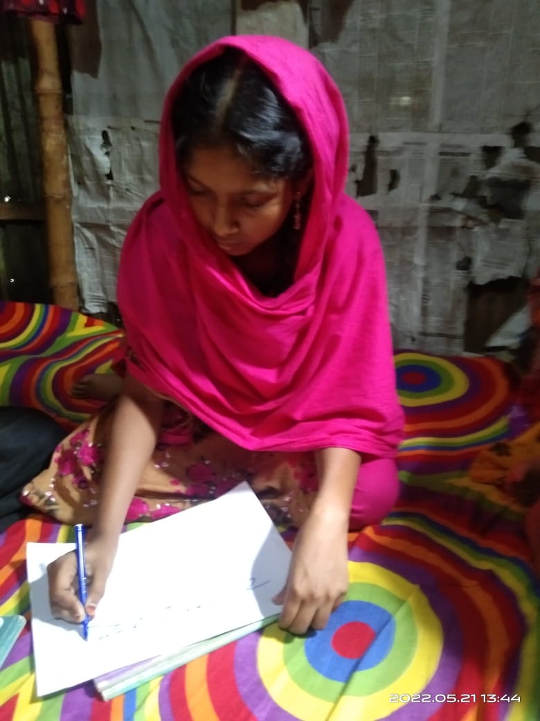 Rabeya making a poster on child marriage awareness