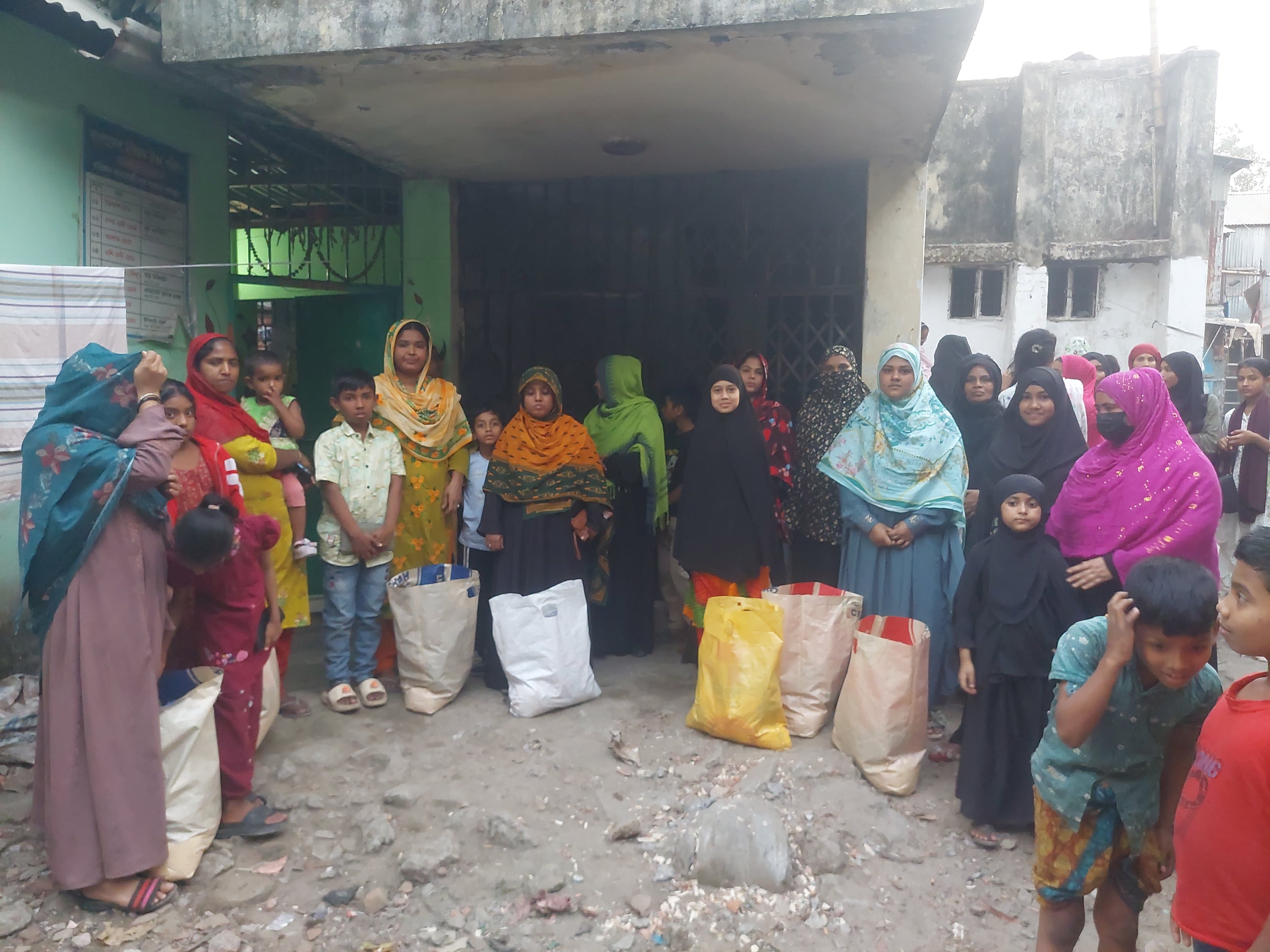 Kids receiving ramadan food package