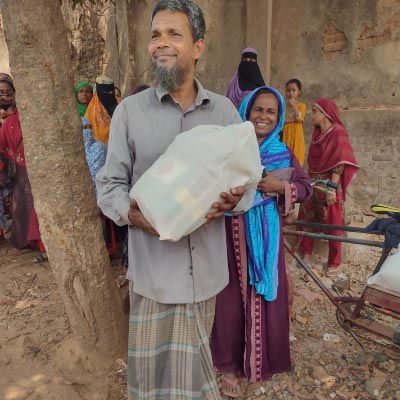 Father of Hajera in Mirpur got the ramadan groceries