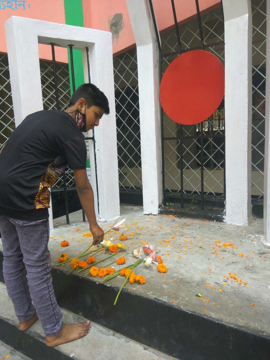 Jahid giving flower at Shahid Minar