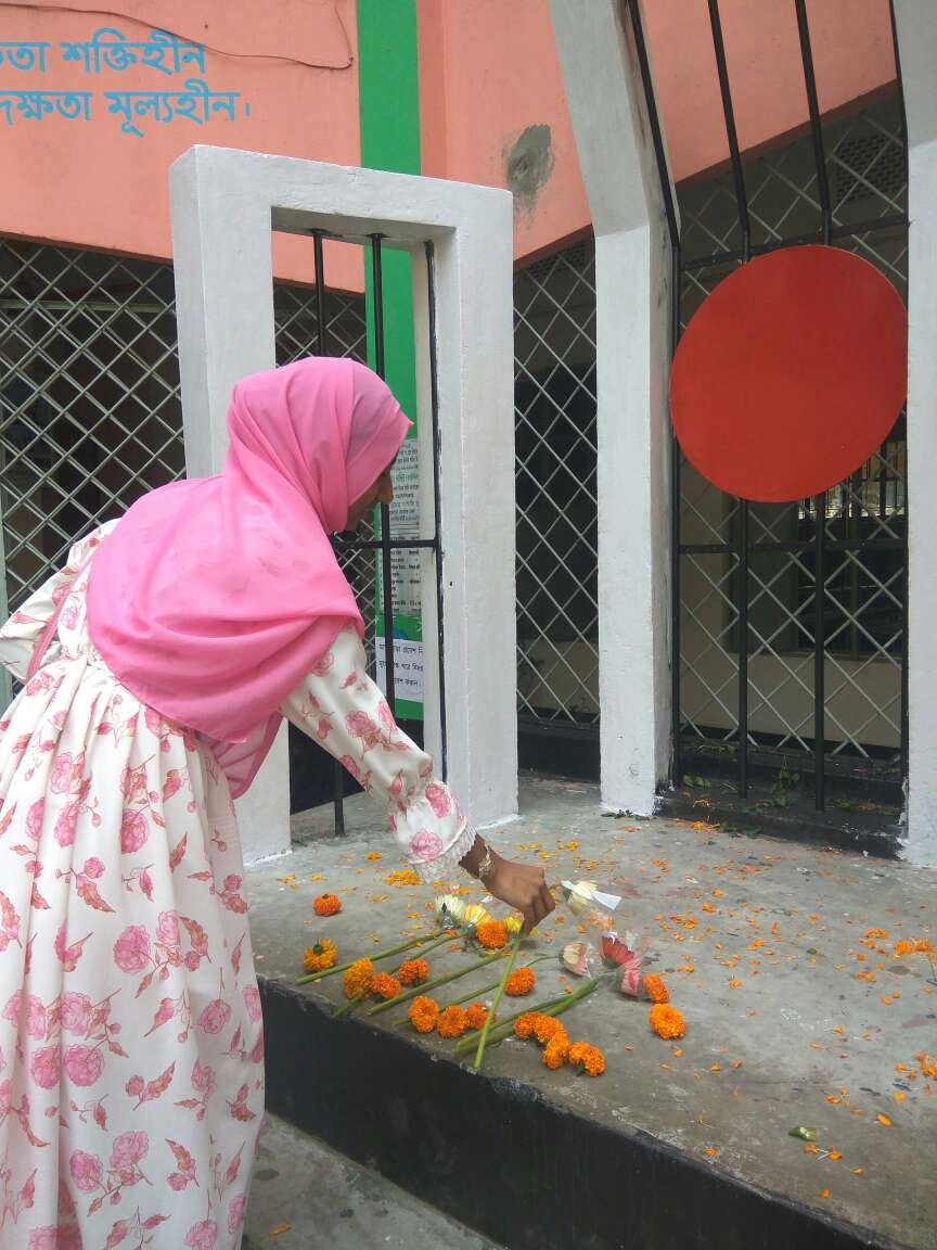 Moushumi giving flower at Shahid Minar