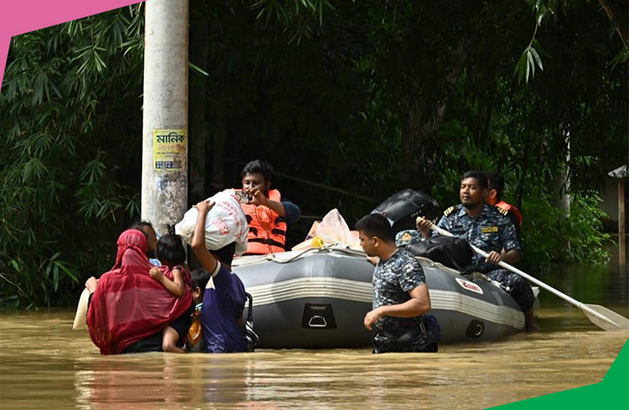 bangladesh-navy-helping-flood-affected-people
