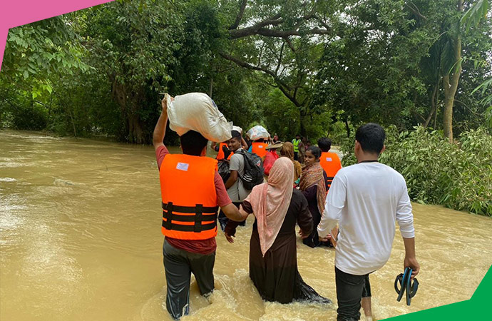 helping-out-people-from-flooded-zone