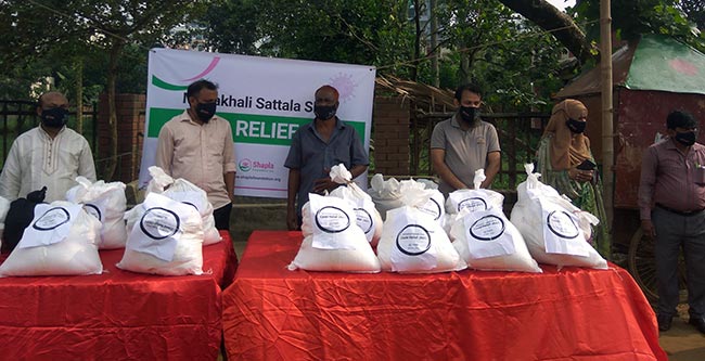 Shapla Foundation Team on Shattala slum Covid-19 relief