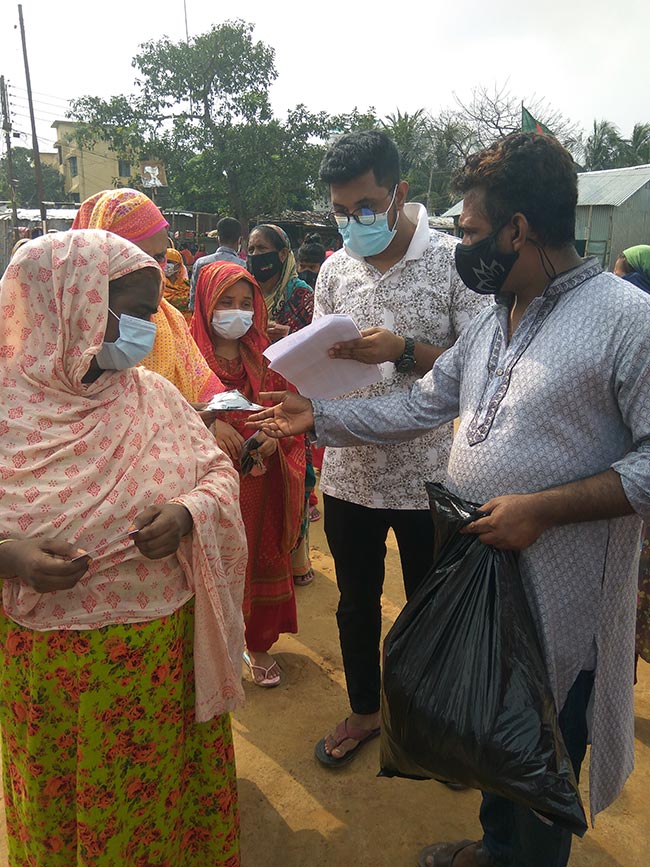 People are in line for Shattala slum Covid-19 relief